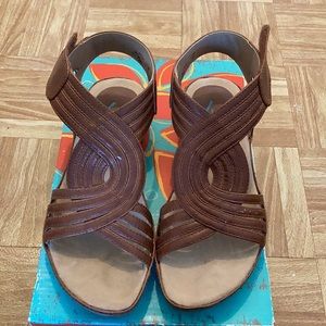 Yuu brown leather sandals size 6.5